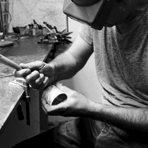 Mehdi harzallaoui ciseleur au travail photo de ludovic bourgeois